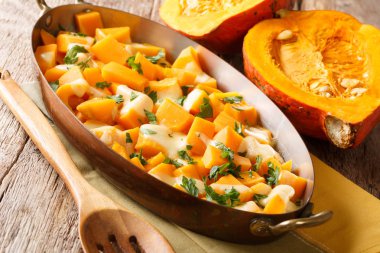 Fırınlanmış organik balkabağı, mozarella peyniri ve bitkilerle yakın plan. 