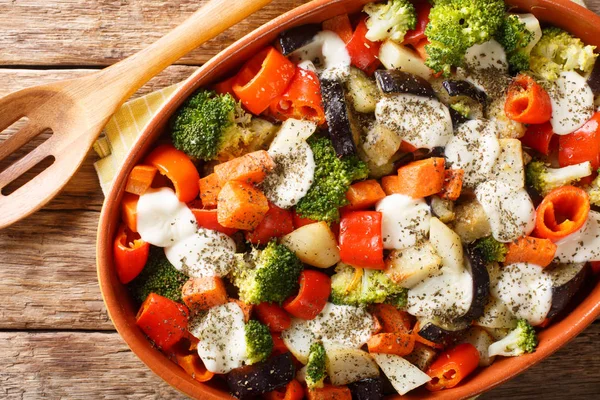 Fresh gratin of vegetables with cheese close-up in a baking dish — Stock Photo, Image