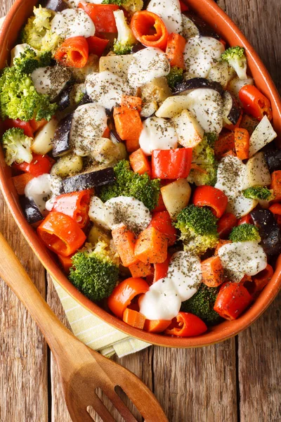 Cazuela de verduras vegetarianas con queso de cerca en una cocción —  Fotos de Stock