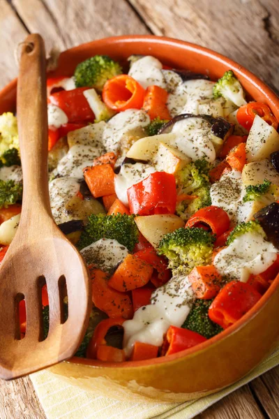 Vegetarisk grönsak gryta med ost närbild i en bakning — Stockfoto