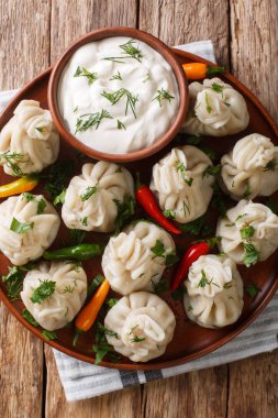 Ekşi krema soslu Gürcistan usulü hamur tatlısı.