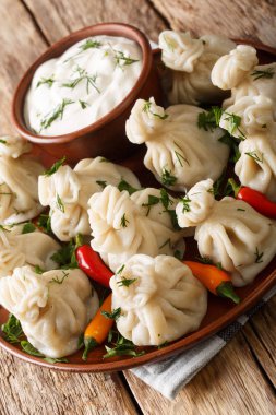 Ekşi krema soslu Gürcistan usulü hamur tatlısı.