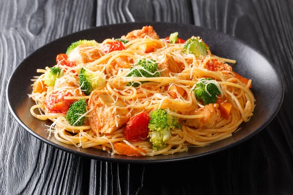 Спагетти рецепт с курицей, сыром и овощами в помидорах — стоковое фото