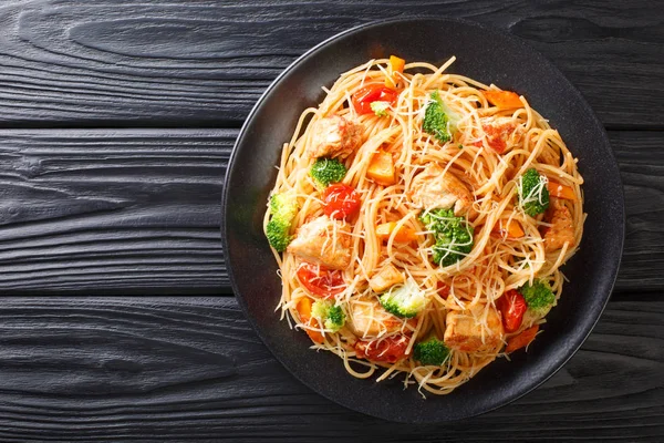 Leckere Pasta mit Hühnchen und Gemüse aus nächster Nähe auf einem Teller. hor — Stockfoto