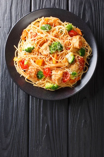 Spaghetti mit Brokkoli, Huhn, Tomaten, Käse und Kürbis — Stockfoto