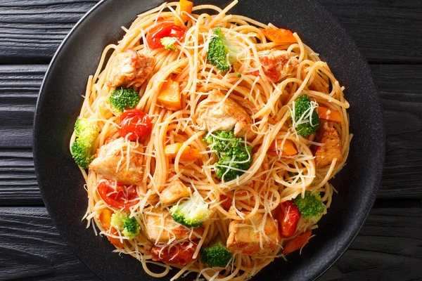 Nudelsalat mit Brokkoli, Huhn, Tomaten, Käse und Kürbis — Stockfoto