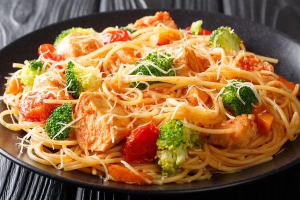 Pâtes spaghetti au brocoli, poulet et citrouille dans un sau à la tomate — Photo