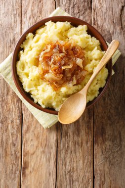 Haşlanmış patates püresi ve karamelli soğan.