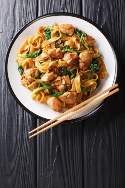Tayland pedi. Tavuklu erişte, Çin brokolisi ve yumurta.