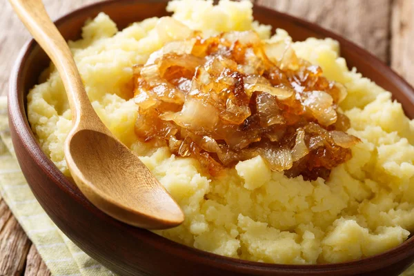 Alimento rústico vegetariano puré de papas con cebolla caramelizada c —  Fotos de Stock