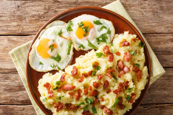 Homemade food mashed potatoes with bacon and parsley served with — Stock Photo, Image