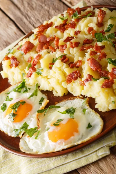 Burgonyapüré szalonnával, sült tojással, közelkép pl-en. — Stock Fotó