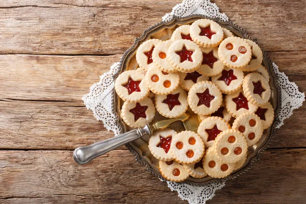 Christmas shortbread Linzer cookies with jam filling close-up on — Stock Photo, Image