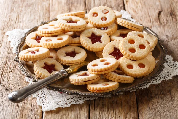 Petit pain de Noël Linzer cookies avec confiture remplissage close-up sur — Photo