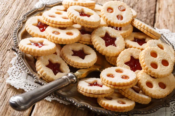 Biscoitos tradicionais austríacos de Natal - Biscoitos Linzer preenchidos — Fotografia de Stock