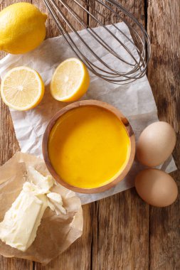 Malzemeli yumurta, limon ve tereyağı içeren geleneksel Hollandaise sosu. yukarıdan dikey üst görünüm