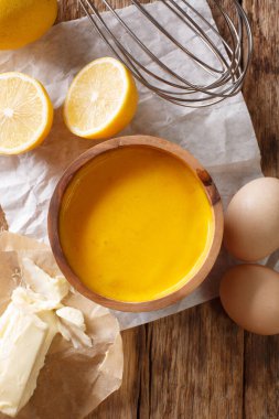 Taze hazırlanmış holandez sosu. Malzemeler de masanın üzerinde. Yukarıdan dikey üst görünüm