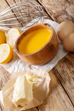 Taze hazırlanmış holandez sosu. Malzemeler de masanın üzerinde. dikey