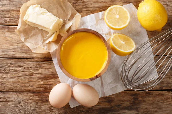 Masanın Üzerinde Yumurta Limon Tereyağlı Leziz Hollandez Sosu Var Yukarıdan — Stok fotoğraf