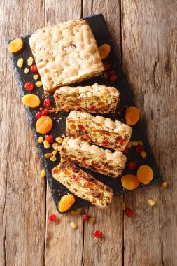 Ev yapımı kış meyveli kek, kurutulmuş kayısı, üzümlü üzümlü, incirli vişneli masaya yakın. Yukarıdan dikey üst görünüm
