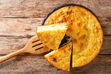 Lahana, otlar ve kaynamış yumurtalarla dolu Rus mutfağı turtası masanın üstünde. Yukarıdan yatay üst görünüm