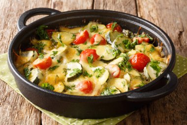 Sebze güveci, kabak peyniri ve vişneli domatesler masanın üstünde. yatay