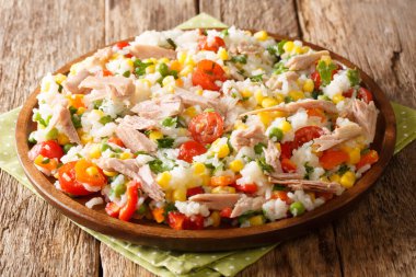 Akdeniz pirinci, konserve ton balığı ve taze sebzeler masanın üstünde. yatay