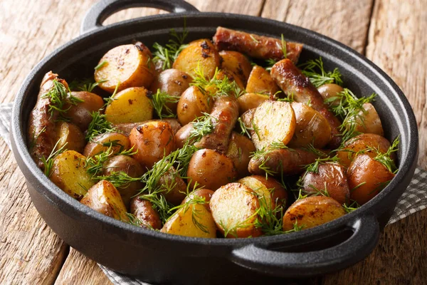 Comida Casera Papas Nuevas Con Salchichas Eneldo Primer Plano Una — Foto de Stock