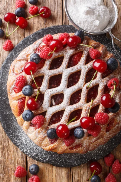 Tarta Bayas Con Frambuesas Arándanos Cerezas Espolvoreadas Con Azúcar Polvo —  Fotos de Stock