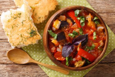 Yaz baharatlı patlıcan, soğan, domates ve tatlı biber aperatifleri masanın üstünde. Yukarıdan yatay üst görünüm