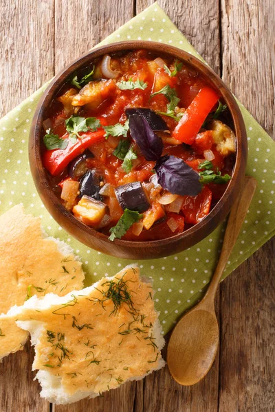 Ajapsandali Grönsakssallad Aubergine Lök Tomater Och Paprika Närbild Skål Bordet — Stockfoto