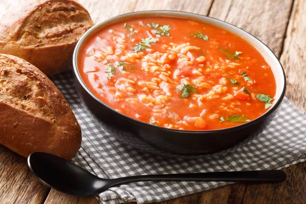 Sopa Tomate Vegetariano Grueso Con Arroz Cerca Tazón Sobre Mesa — Foto de Stock