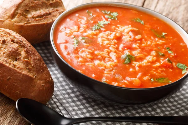 Sopa Tomate Com Arroz Legumes Sazonais Close Uma Tigela Mesa — Fotografia de Stock