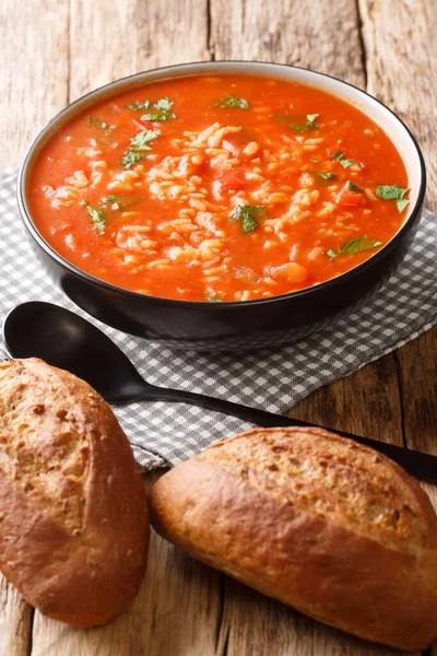 Hausgemachte Vegetarische Tomatenreis Suppe Einer Schüssel Auf Dem Tisch Vertikale — Stockfoto