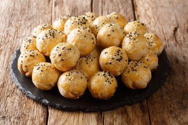 Tambun bisküvileri genellikle buğday unu, şeker, yeşil fasulye ezmesi ve yakın plan kızarmış soğandan yapılır. Yatay