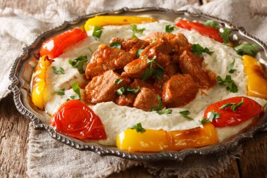 Ali Nazik kebabı, kırmızı kalın biber soslu yumuşak kuzu dilimleridir. Masanın üzerindeki tabakta püre kokulu patlıcanla kaplıdır. Yatay