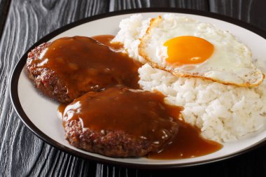 Loco Moco geleneksel Hawai usulü pirinç tabağı, kıymalı börek ve masaya yakın soslu yumurta. Yatay