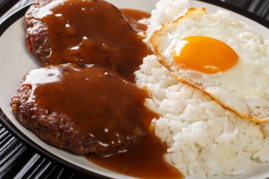 Klasik Hawaii yemeği, Loco Moco pilavı, sulu hamburger bifteği, sahanda yumurta ve masaya yakın bir tabakta lezzetli bir sos ile bastırılmış pirinçten oluşur. Yatay