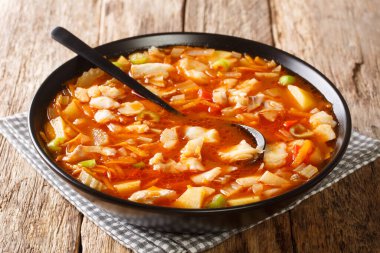 Balık Çorbası, patates, domates, soğan, havuç, yeşil biber, kereviz ve tabii ki balık filetosu gibi geleneksel malzemelerin bir karışımıdır. Yatay