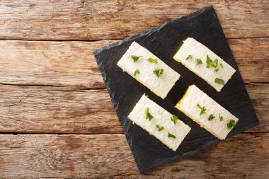 Tamago sando ya da yumurta salatalı sandviç Japonya 'da çok popülerdir. Masadaki tahtada yakın plan çekimde. Yukarıdan yatay üst görünüm