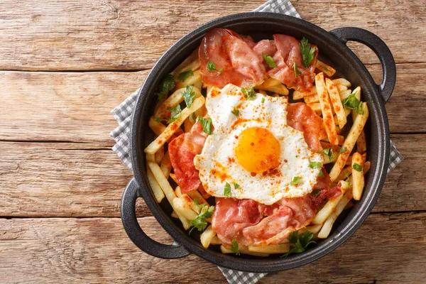 Huevos Rotos Con Papas Fritas Hamclose Plato Sobre Mesa Vista —  Fotos de Stock