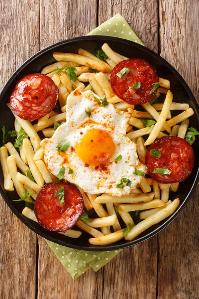 Huevos Rotos Con Chorizo Huevo Frito Con Papas Fritas Salchichas —  Fotos de Stock