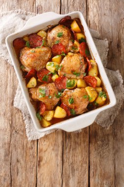 Bir tencere tavuk, yanında yeni patatesler ve yakın plan sosis, masanın üstünde. yukarıdan dikey üst görünüm