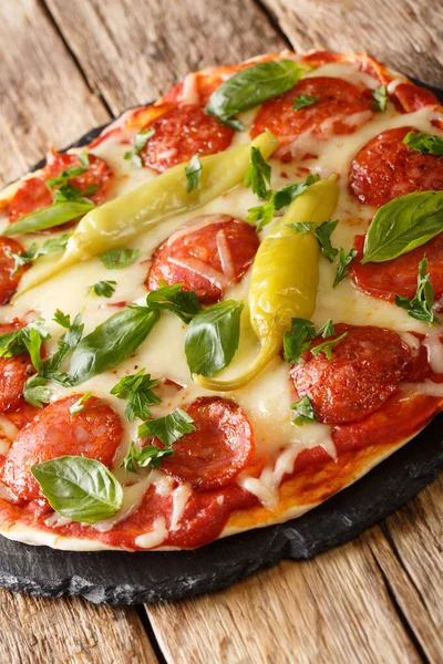 Acı Biberli Sucuklu Pizza Mozzarella Fesleğen Maydanozu Masaya Yakın Çekim — Stok fotoğraf