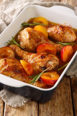 Lezzetli tavuk budu, taze erikler ve biberiyenin yakın çekimi masanın üstünde. dikey