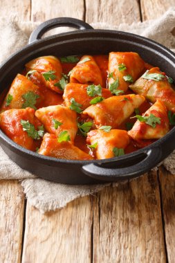 Lezzetli lahana ruloları et ve pirinçli domates sosu yakın plan bir kasede masanın üzerinde. dikey