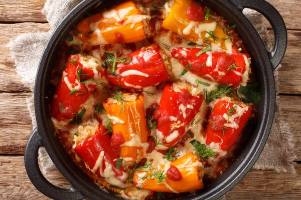 Heiß Gebackene Gefüllte Paprika Mit Tomatensauce Nahaufnahme Einer Pfanne Auf — Stockfoto