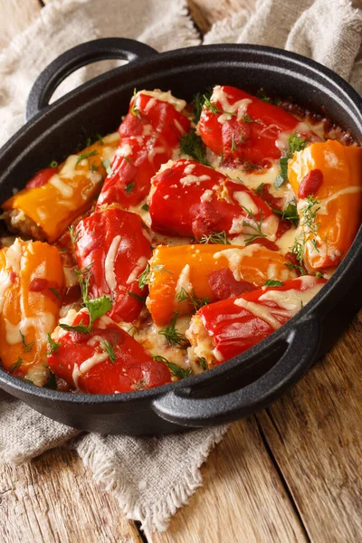 Pimientos Rellenos Horno Con Arroz Carne Queso Tomates Cerca Una — Foto de Stock