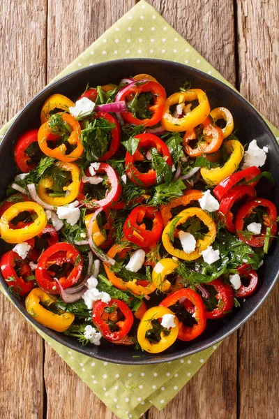Verse Salade Van Gekleurde Paprika Met Uien Feta Kaas Close — Stockfoto