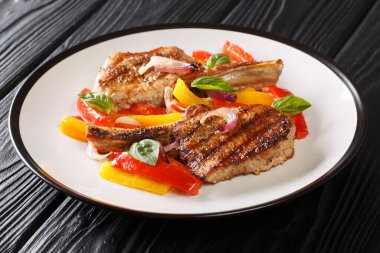 Lezzetli ızgara domuz pirzolası, biber, soğan ve yakın plan fesleğen. yatay